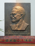 908524 Afbeelding van de bronzen plaquette van Dr. J.N. Voorhoeve, die tussen 1915 en 1951 geneesheer-directeur was van ...